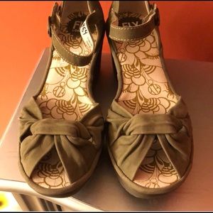 Fly London cute gray/olive sandals